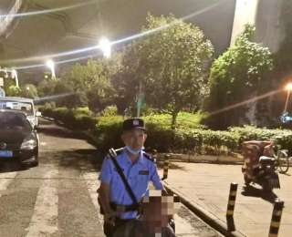 我是你的眼！轨道民警辅警深夜护送视力残疾乘客