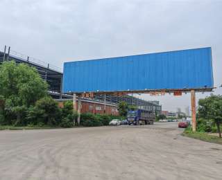 拆除违规户外广告，消除高空安全隐患