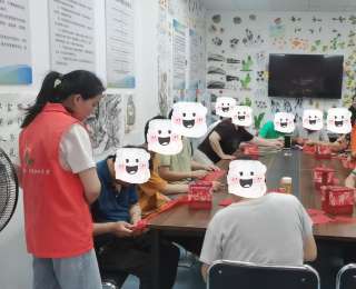 纸韵传情点亮康复之光，阳逻街残疾人阳光驿站举行礼盒红灯笼创意制作活动