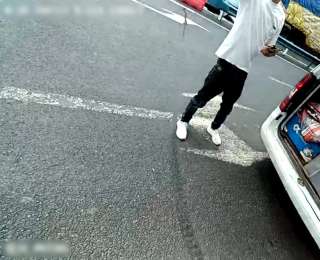 高速公路上民警喊停面包车：后门没关！