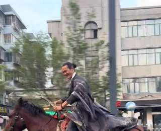 男子古装扮相在马路上“策马奔腾”，湖北襄阳民警及时处置并开展批评教育