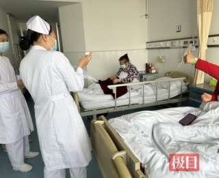 医院病房门口挂起流动小红旗，患者参与“洁净病房”评选热情高涨