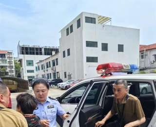男子冲向警车：70岁老母亲晕倒！铁路民警紧急救助