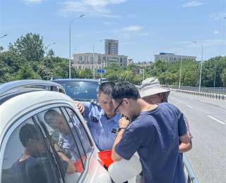 执勤路上遇“拦路虎”，交警暖心救助化险为夷