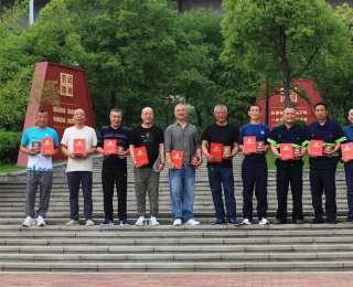 40年坚守一线，“老”环卫工人们当了一回特殊游客