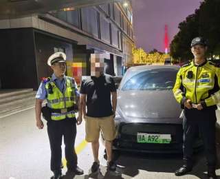 网友举报武汉长江大桥上轿车违停，武汉交警连夜查处