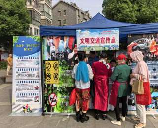 武汉光谷交警开展“美丽乡村行”交通安全宣传活动