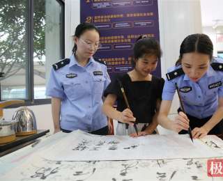 桥连警心民意 枫红谷城新“警”色 ③警民连心情暖四方