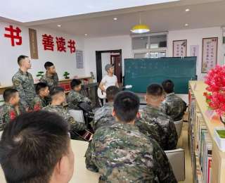 “乐”动军营，专业老师教官兵演奏乐器