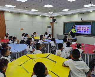 交警姐姐来上课啦，给孩子们带来“暑期安全大礼包”