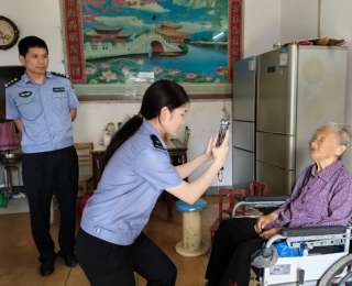 东西湖“网谷优办”：民警将服务窗口“搬”到百岁老人家门口