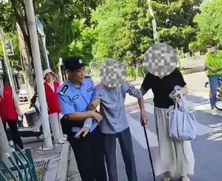 九旬老人街头摔倒，青山民警及时救助