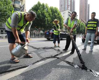 硚口区“缝补”城市道路 延长马路使用年限