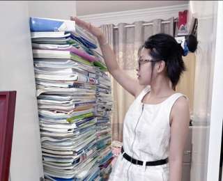 高考生社交平台开启“晒”书比赛：学习资料摞起来比人还高