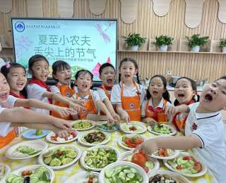 摘时蔬、做凉食……首届校园丰收节让萌娃乐享夏至
