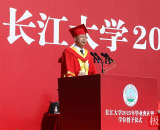 毕业典礼遇高温，大学校长精简3000多字讲话稿获赞