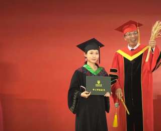 中国农大校长手拿麦穗与学生合影，多次邀请学生家长上台留念