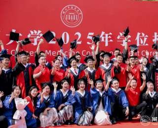 红袍加身，左手毕业证，右手抱娃！湖北中医药大学毕业典礼全是“人生赢家”