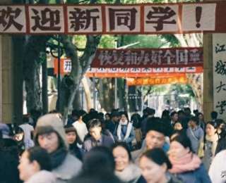武汉理工被爆改为江城大学？最新回应：学校名称并未更改，被用作电视剧《实用主义者的爱情》的拍摄场地