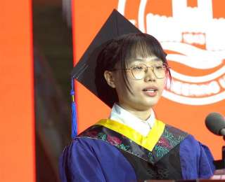 她出生即遭遗弃成孤儿，十岁又痛失养父，如今考取985大学博士！