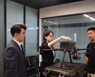 用穿越机高精度云台快速适配 大学生创新影视航拍新范式