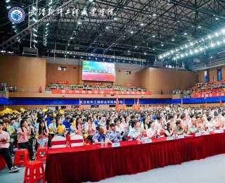 别回头，向前走！大学毕业典礼少谈告别多谈“干就完了”