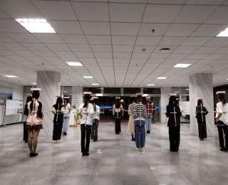 从玻璃门倒影到专属训练室！礼仪队长毕业前致谢：这份礼物暖了我很久