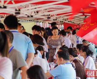 天门母子百里赴汉问“芯”事，高招会上紧盯江浙高校工科专业