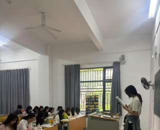 大学生自发开展英语晨读活动，点燃英语学习热情