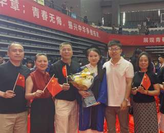 毕业典礼秒变“亲家见面会”，八口之家跨省庆祝“团宠”毕业