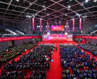 毕业典礼秒变演唱会现场！院士与5000名毕业生合唱《我们走在大路上》