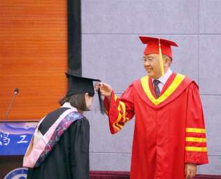 武昌工学院举行2025届毕业典礼，校长寄语“向阳而行”，点亮毕业生追梦征程