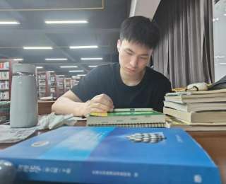 高考英语27分！退伍兵成壮凭借“一米习题”，上岸北京化工大学