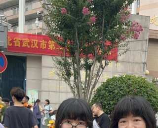 系“高考加油”绶带接小主人考试 ，考场外“八公”小狗萌翻一群人