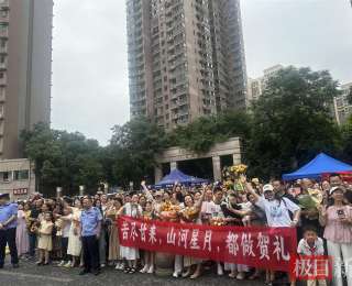 高考落幕全家7人出动接考生，场外拉起“苦尽甘来！”横幅