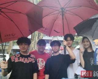 老师冒雨骑共享单车送考，他的“逢考必过”短袖陪考了数届考生