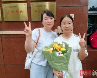 妈妈提前一个月编织手工向日葵，祝高考生女儿“前程似锦”