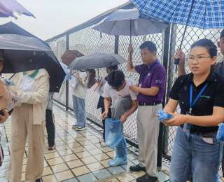 阳新高考考点：免费发放防雨套，雨天赶考不湿鞋