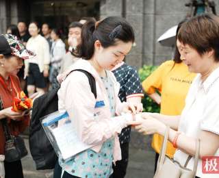 暴雨中奔走6个考点！初中班主任送考48名高考生
