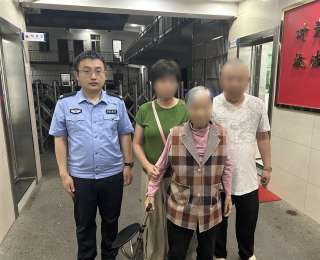 凌晨2时发现老人站在路边张望，民警果断扶她上车