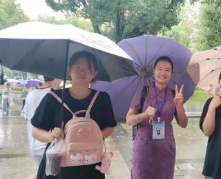 00后老师送考00后学生，祝福学生“稳稳地写，自信地答”