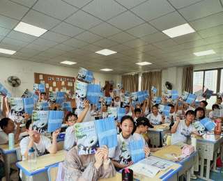 “穿越虫洞”的毕业礼：小学生用幻想写下“我们的成长方程式”
