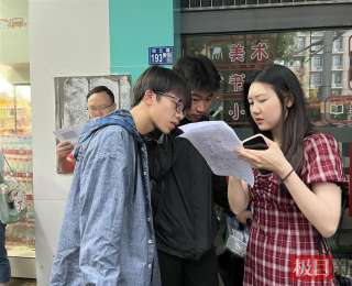 奇妙的“教室轮回”，95后“学姐”物理老师雨天送考，对学生夸夸夸不停