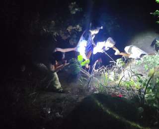 游客夜爬大顶山坠落悬崖，多部门合力将她救出