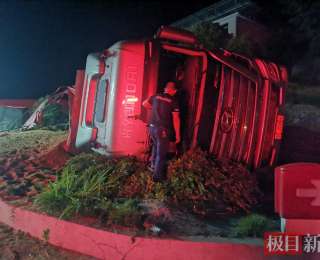 货车深夜侧翻遇险，加能站员工紧急救援