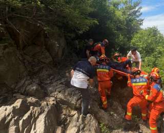 大爷上山钓鱼踩空摔伤动弹不得，消防顶烈日跋涉近1小时抵达救援