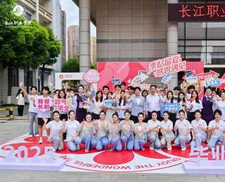 长江职院毕业典礼温情满满：学生鞠躬献花致谢"幕后英雄"，宿管阿姨哽咽送别