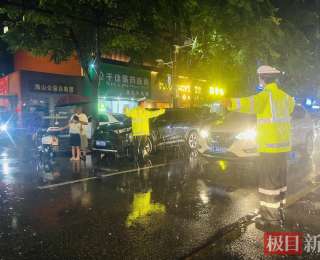 暴雨中的柠檬黄，湖北应城交警全力疏堵保畅护平安