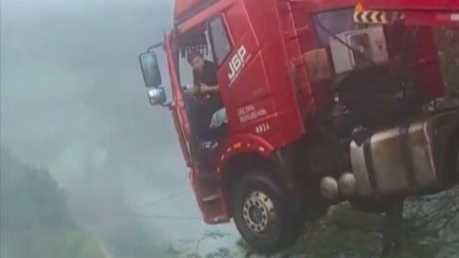 貴州塌橋事故中一貨車沖出橋面懸空剎停，救援人員：救下來后他都站不穩了，連說命大