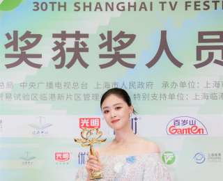 “宋莹”值得！蒋欣摘得白玉兰奖最佳女配角奖，“儿媳妇”关晓彤为她颁奖时哭了